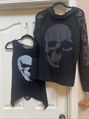 Black Women's Skull Lace Sleeve Top - Studded Graphic